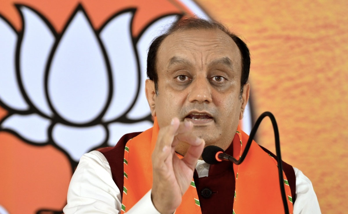 Sudhanshu Trivedi arrives in Jaipur.